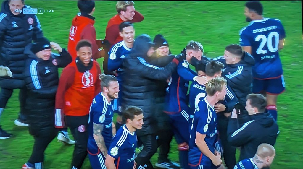 Magdeburg vs F95: So feiern Freunde, die gerade gewonnen haben (Screenshot Sky)