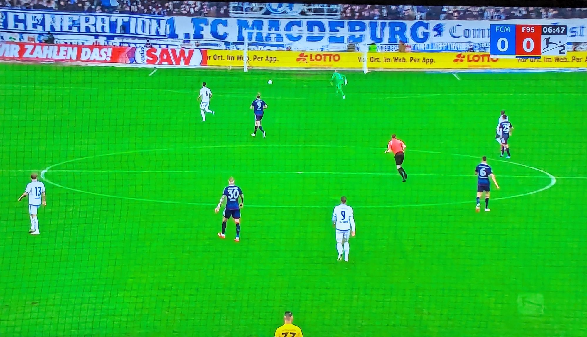 Magdeburg vs F95: Der blöde Ball kullert daneben. (Screenshot Sky)