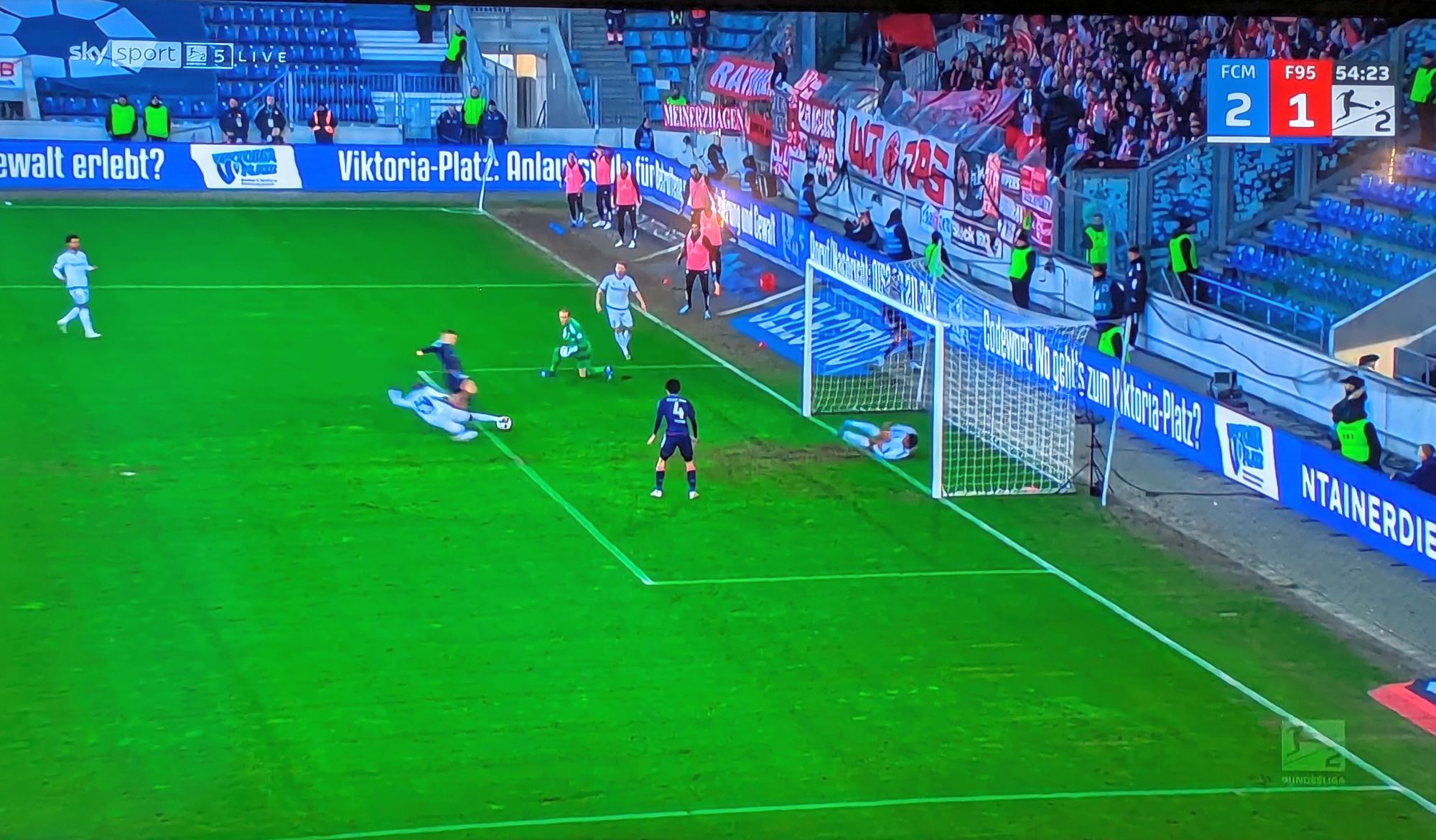 Magdeburg vs F95: Tzolis vergibt in der 80. Minute (Screenshot Sky)