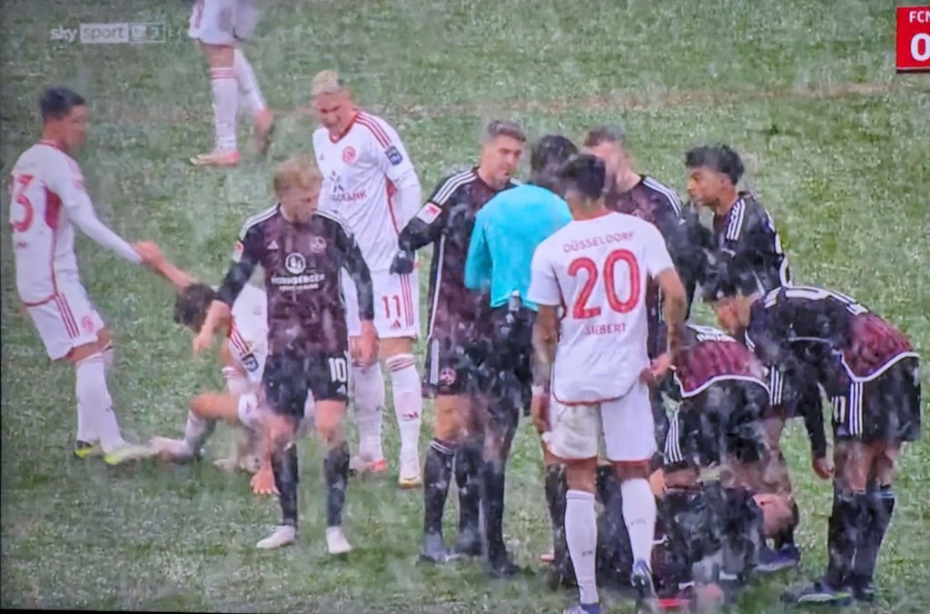 Nürnberg vs F95: Kleines Rudel im Schnee (Screenshot Sky)