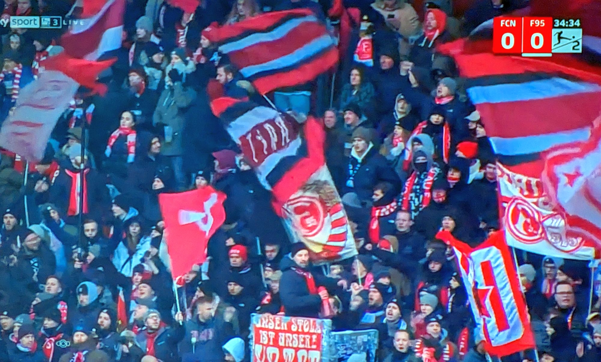 Nürnberg vs F95: Leicht verspätet eingetroffen, aber gleich voll da: unsere Ultras (Screenshot Sky)
