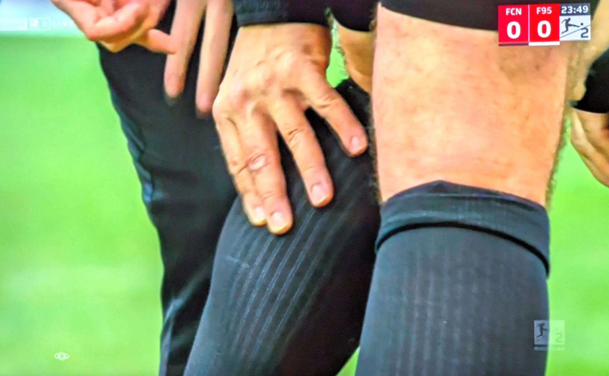 Nürnberg vs F95: Die Wade des Tages gehört Schiri Hempel (Screenshot Sky)