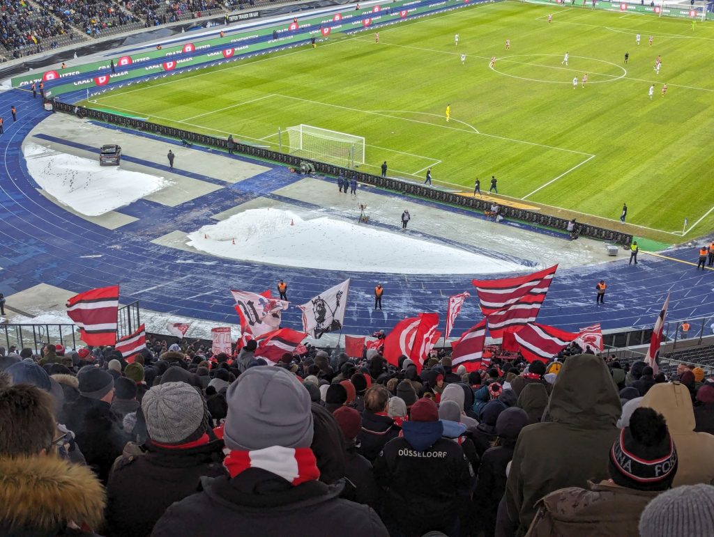 Hertha vs F95: Gebremster Support im Fortuna-Block (Foto: FP)