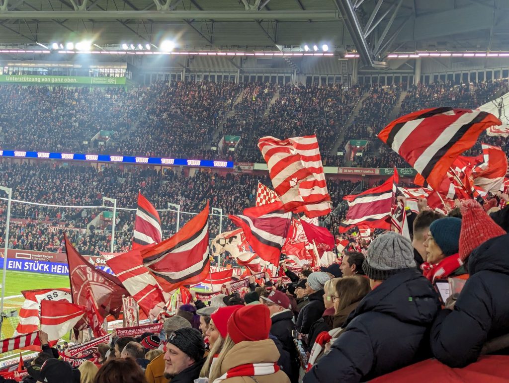 F95 vs St. Pauli: Das übliche Fahnenmeer (Foto: FP)