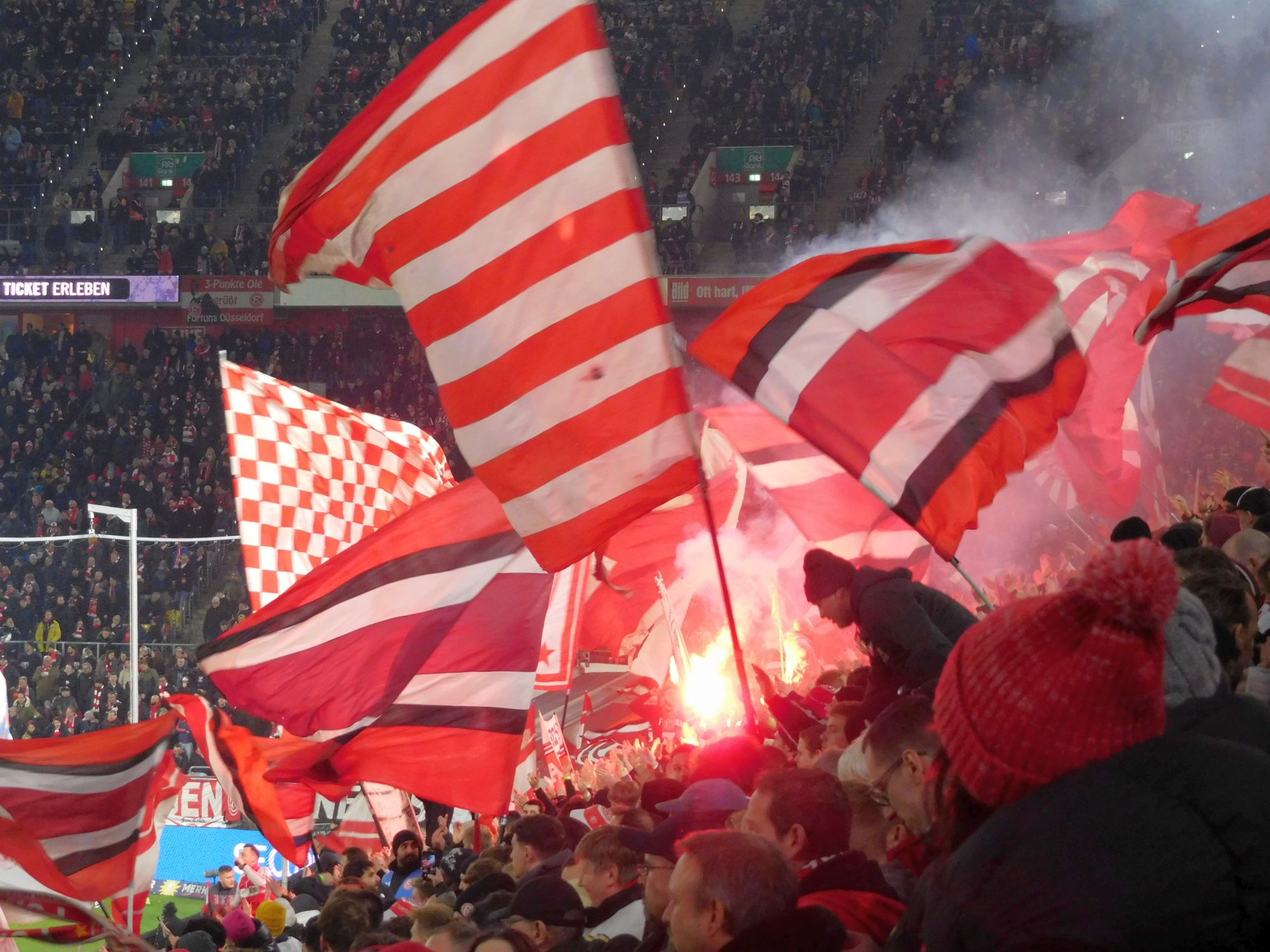 F95 vs Pauli: Ein bisschen Pyro für zwischendurch... (Foto: FP)
