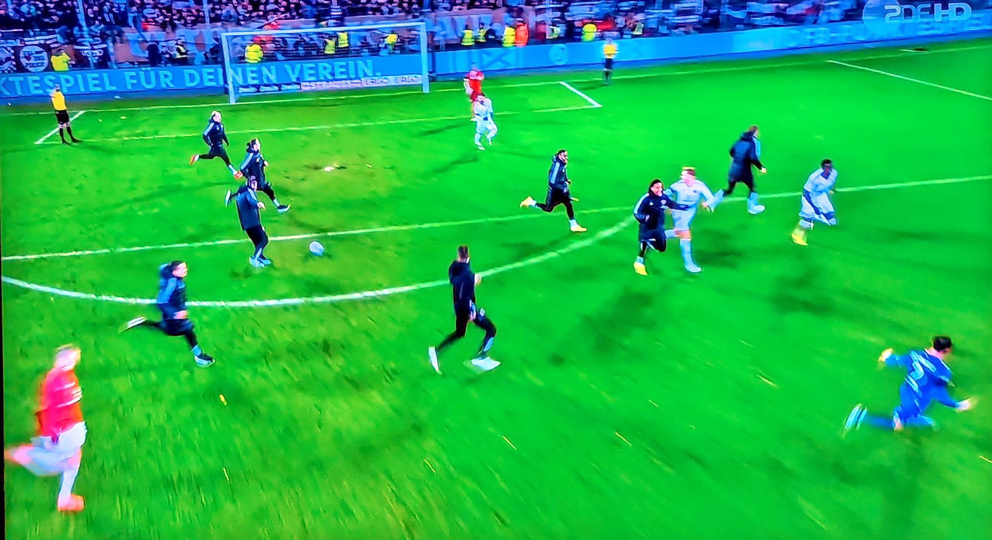 Pauli vs F95: Nachdem Sieg gab's kein Halten mehr (Screenshot ZDF)