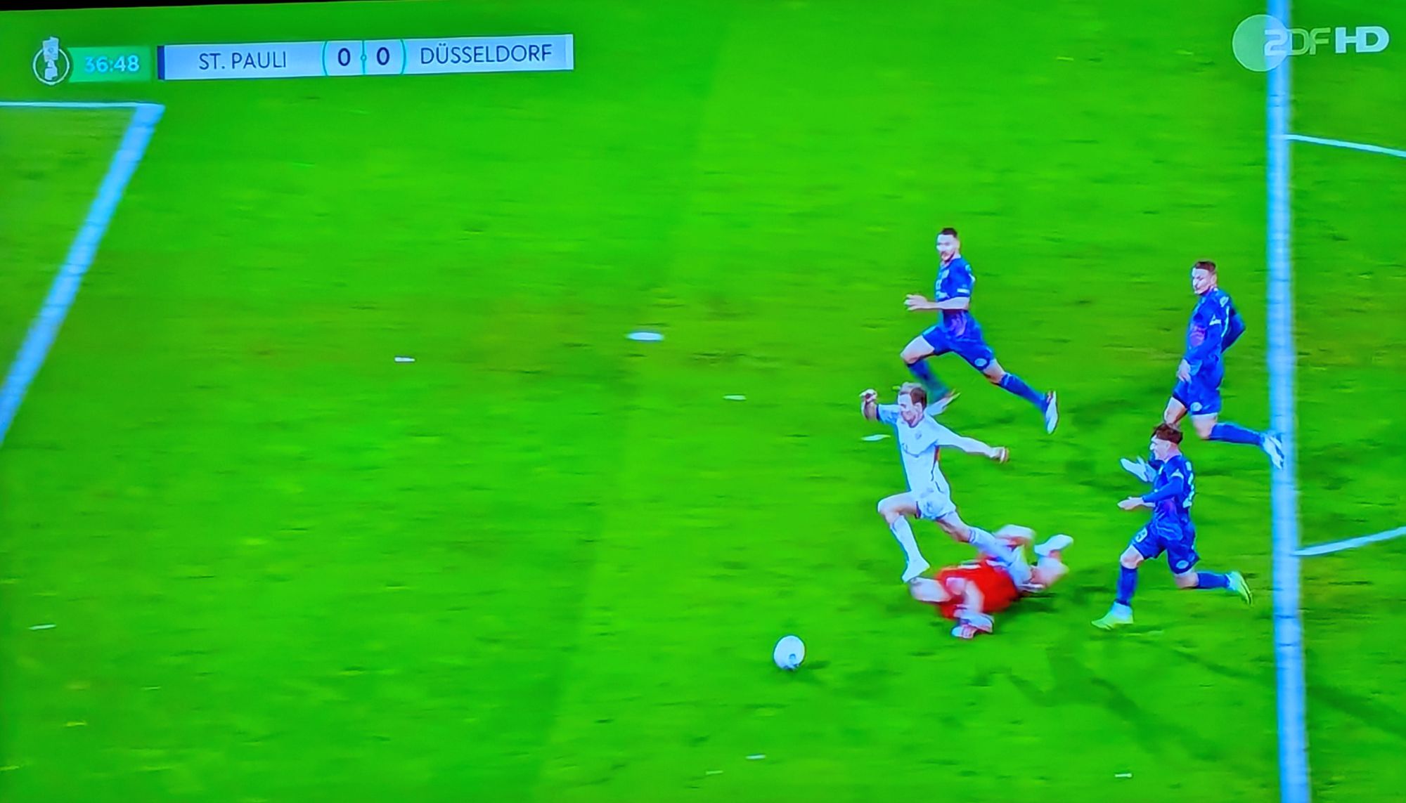 Pauli vs F95: Vince Vermeij, im Strafraum gefällt (Screenshot ZDF)