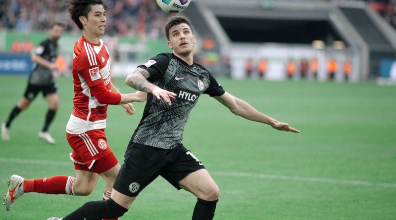 F95 vs Elversberg: Ao Tanaka im Zweikampf (Foto: Sandra Drljaca)