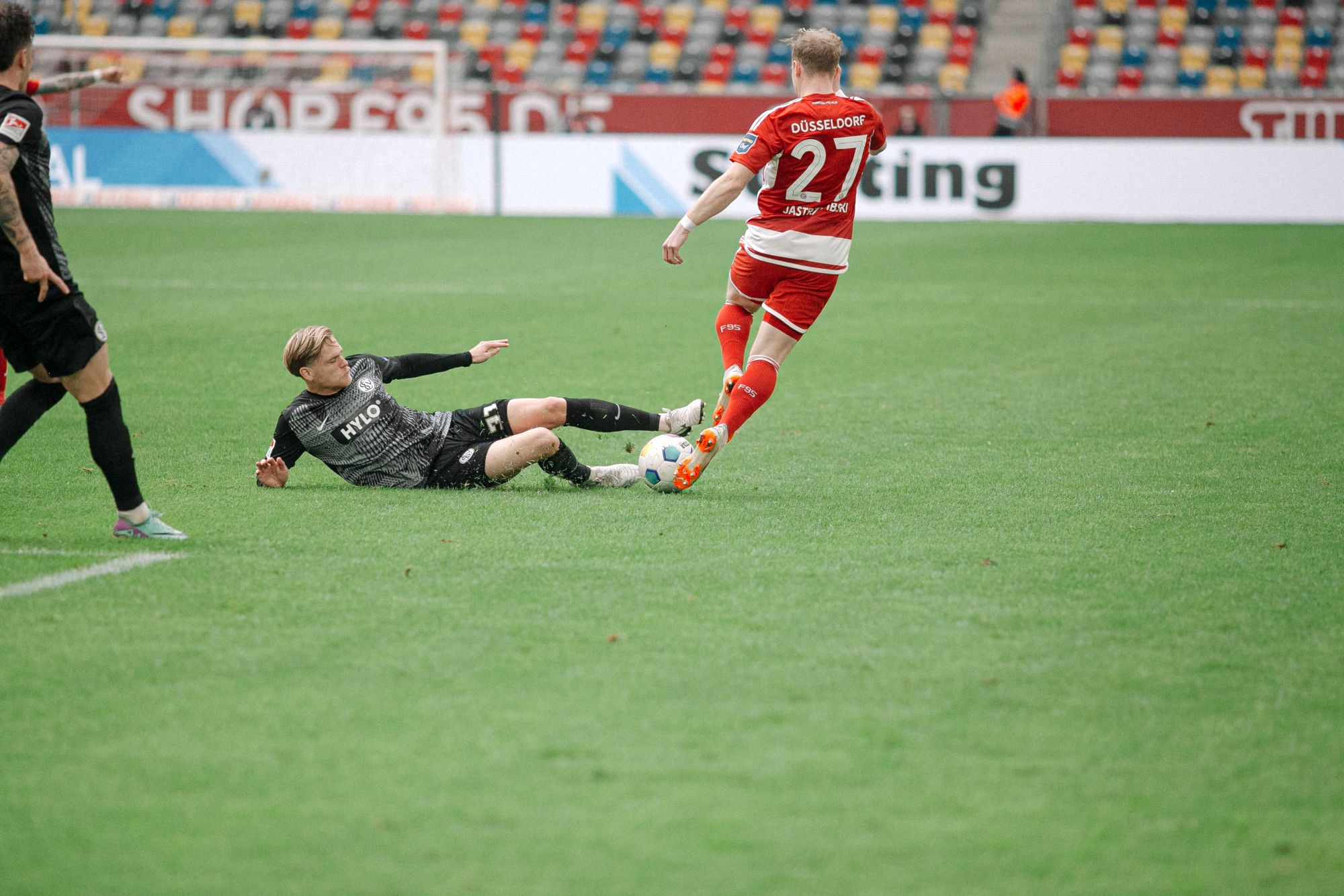 F95 vs Elversberg: Jastrzembski im Zweikampf (Foto: Sandra Drljaca)