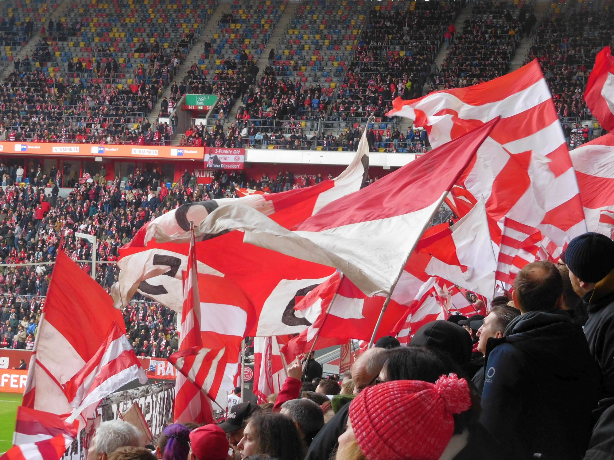 F95 vs Rostock: Fahnenmeer in Richtung Ultras-Block (Foto: FP)