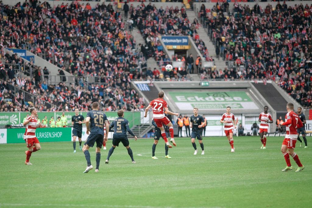 F95 vs Rostock: Stürmer im Luftkampf (Foto: Sandra Drljaca)