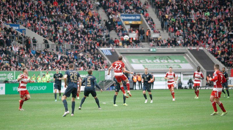 F95 vs Rostock: Stürmer im Luftkampf (Foto: Sandra Drljaca)