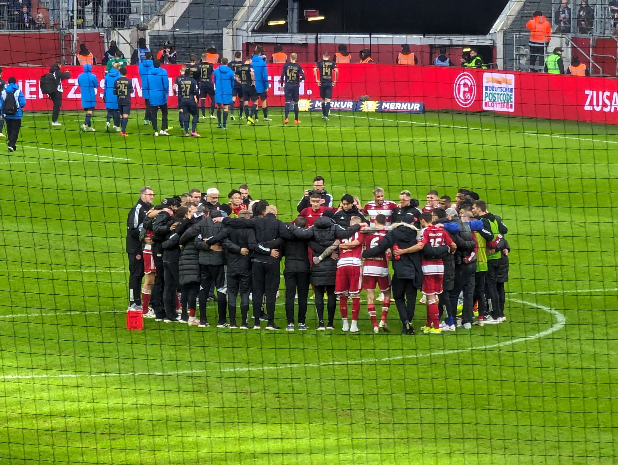 F95 vs Rostock: Der obligatorische Gesprächskreis nach dem Abpfiff (Foto: FP)