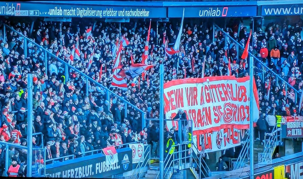 Paderborn vs F95: Wenn wir an Götter glauben, dann tragen sie F95-Trikots (Screenshot Sky)