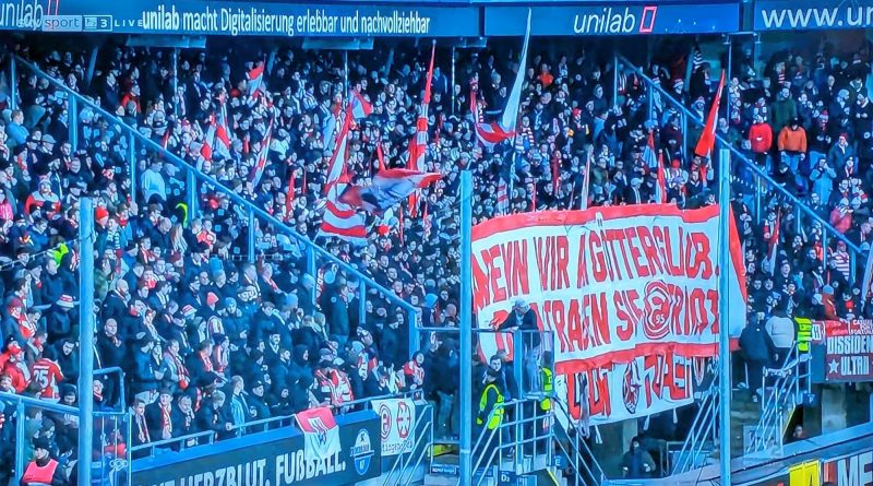 Paderborn vs F95: Wenn wir an Götter glauben, dann tragen sie F95-Trikots (Screenshot Sky)