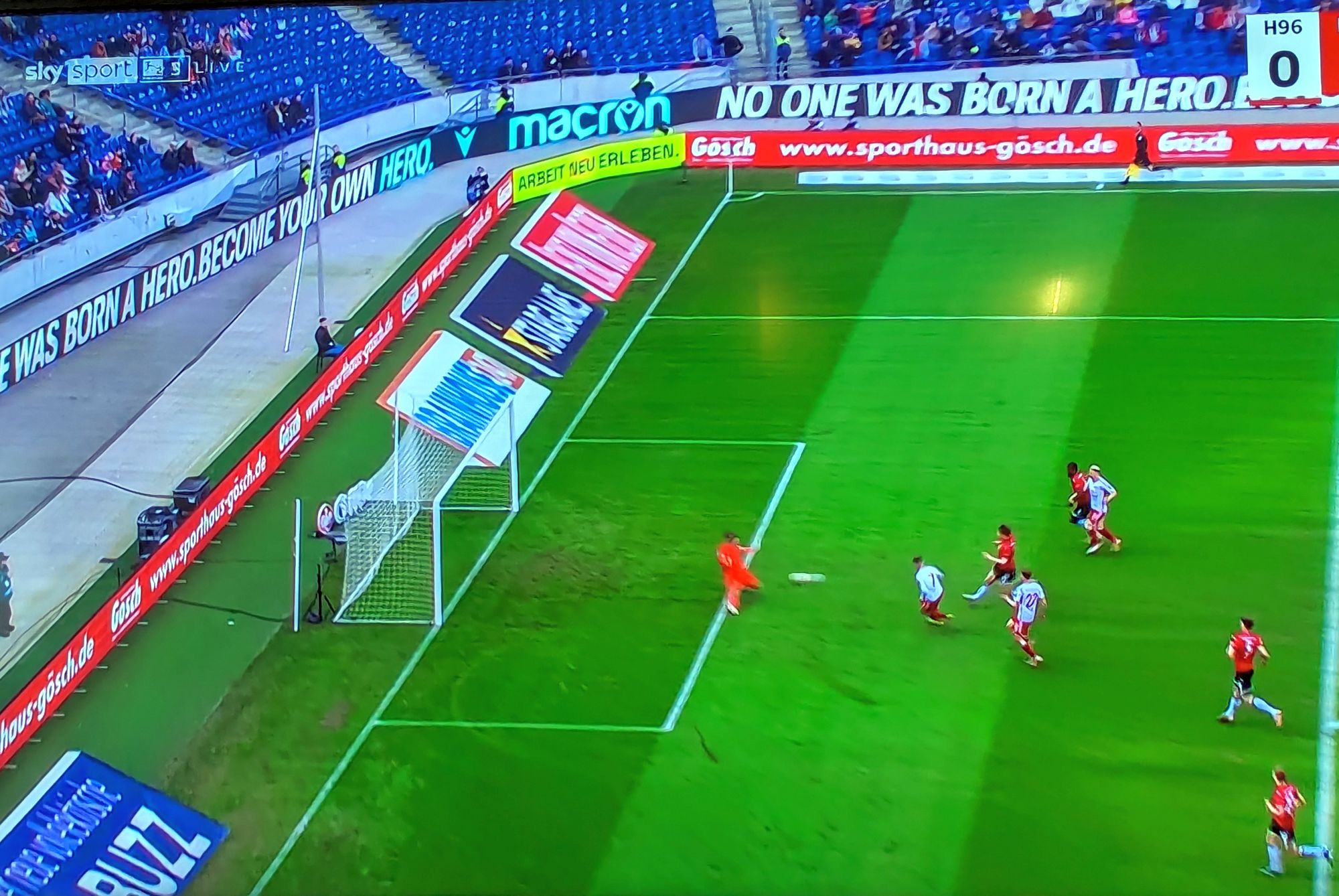 Hannover vs F95: 0:2 durch Chris Tzolis nach Tanakas Traumpass (Screenshot Sky)