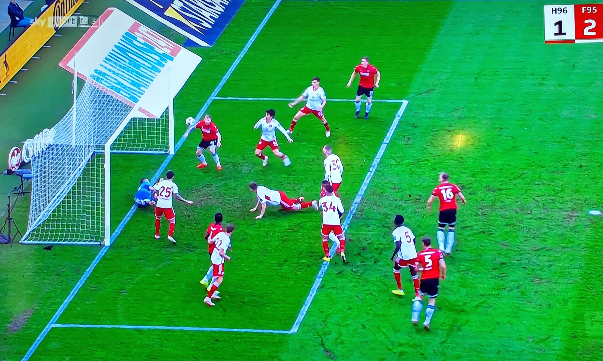 Hannover vs F95: 1:2 nach Chaos im Sechzehner (Screenshot Sky)