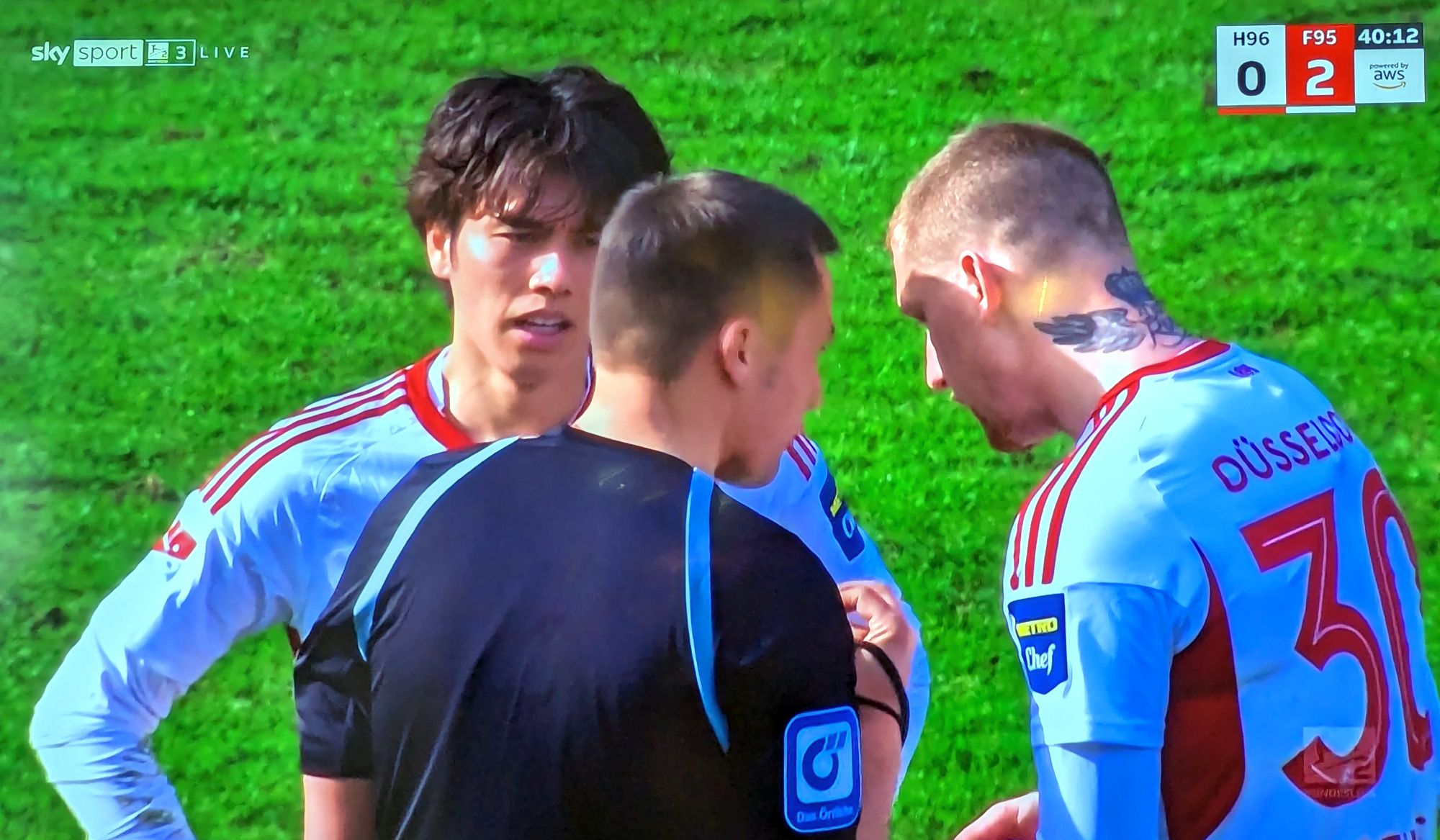Hannover vs F95: Jordy und Ao im Gespräch mit dem Schiri (Screenshot Sky)