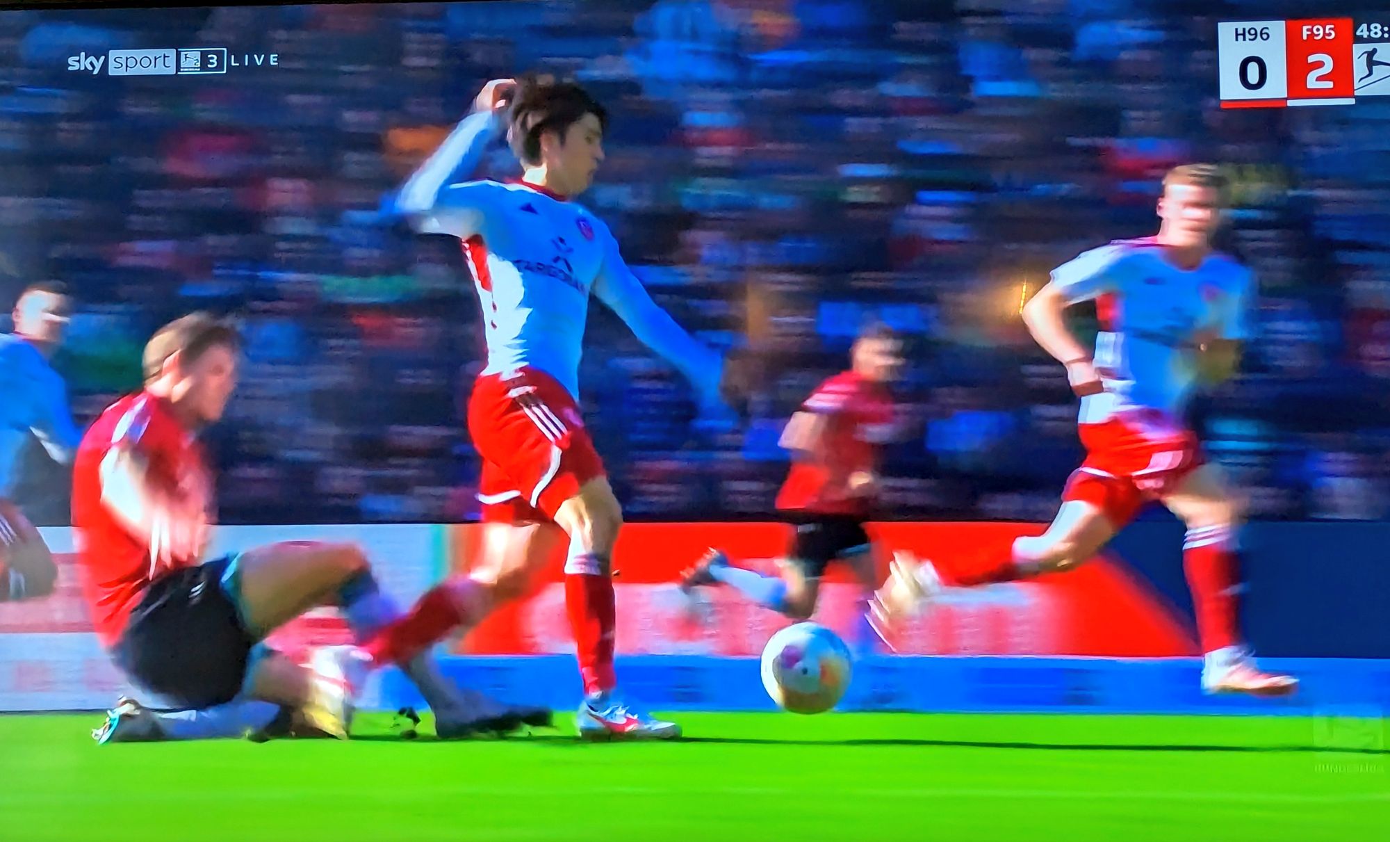 Hannover vs F95: Böses Foul an Ao Tanaka (Screenshot Sky)