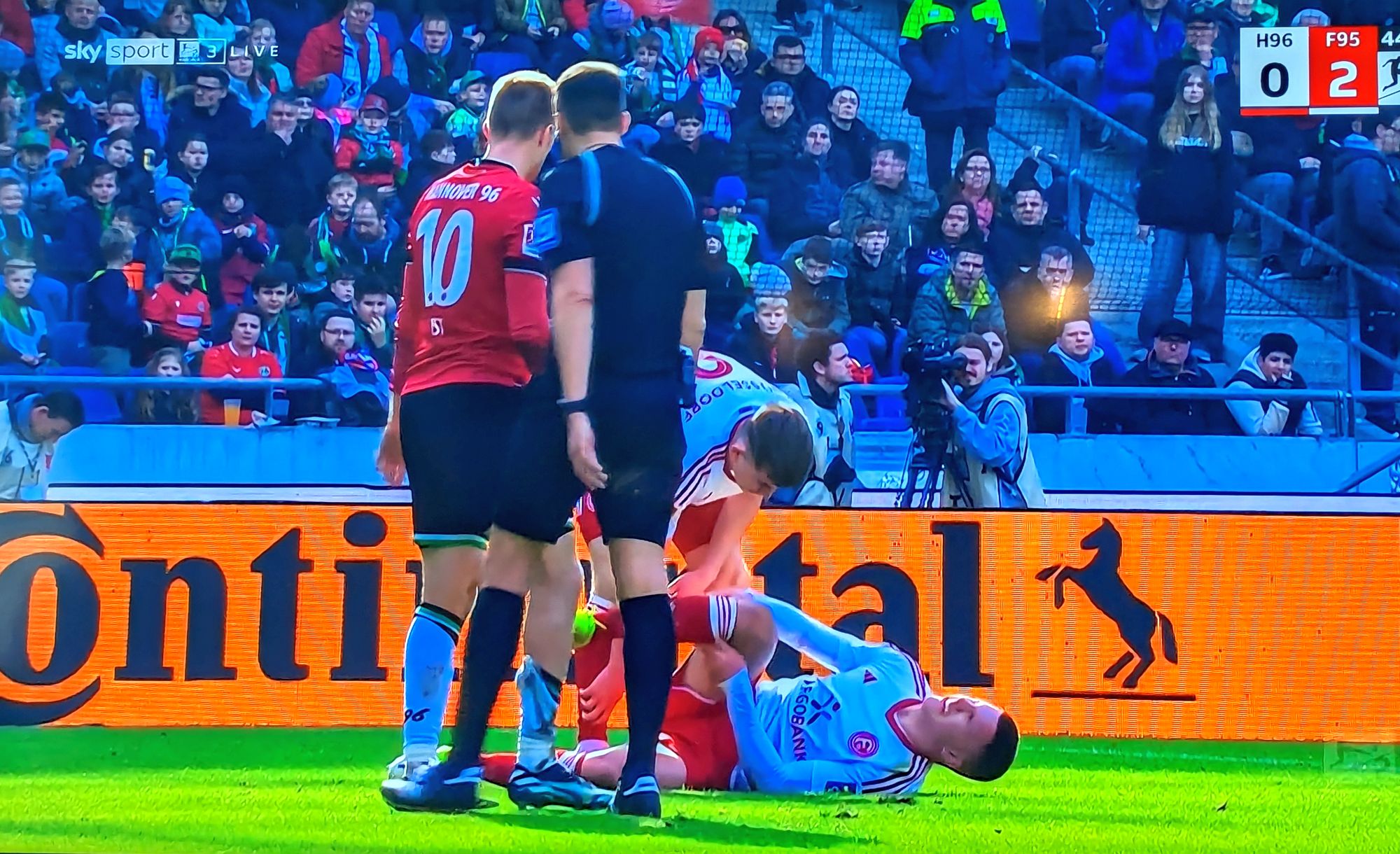 Hannover vs F95: Auch Chris Tzolis bekam auf die Knochen (Screenshot Sky)