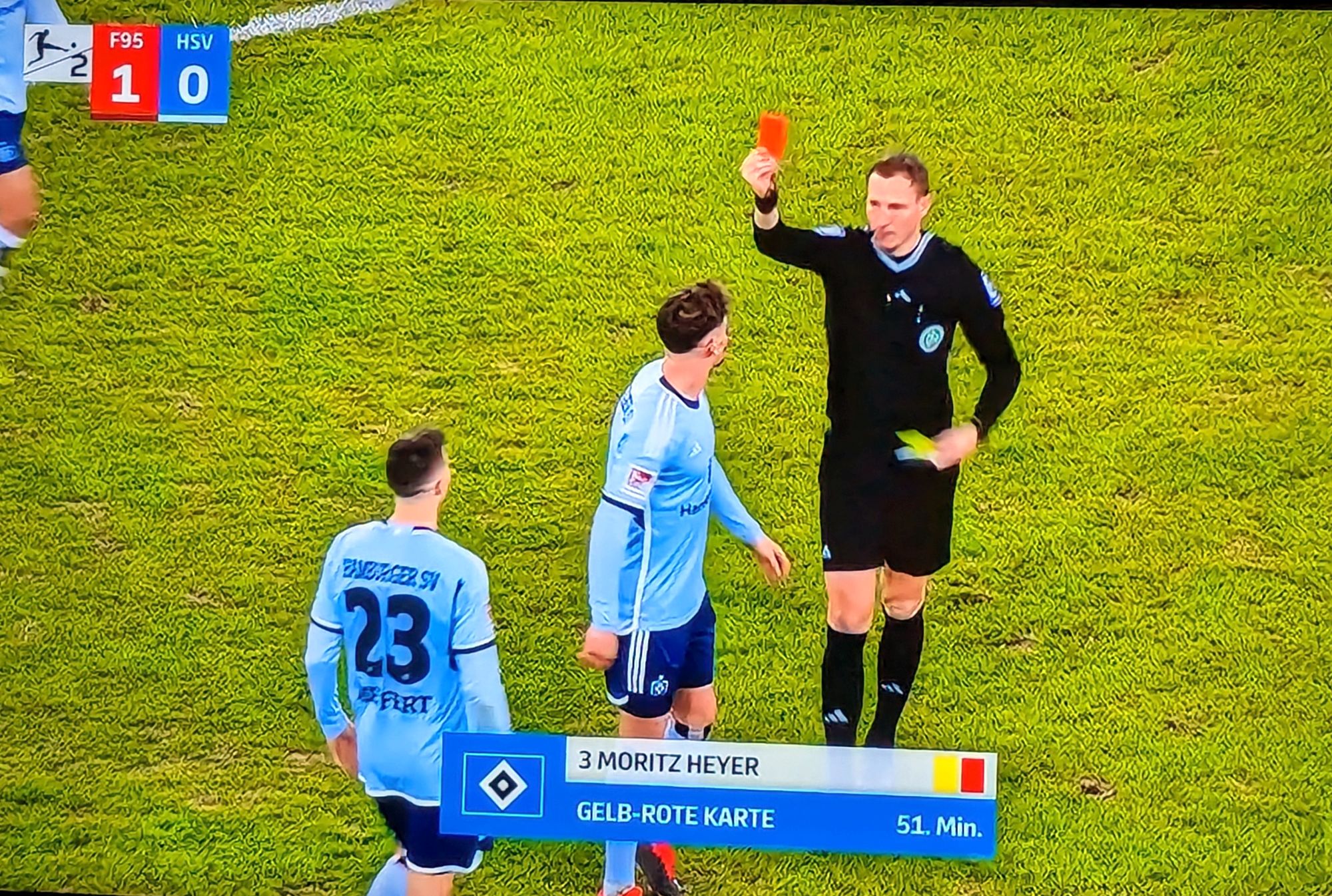 F95 vs HSV:  Der HSV-Blödi sieht Gelbrot (Screenshot ARD)