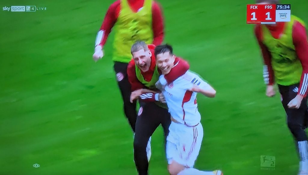 Kaiserslautern vs F95: Jordy jubelt mit Shinta nach dem 1:2 (Screenshot Sky)