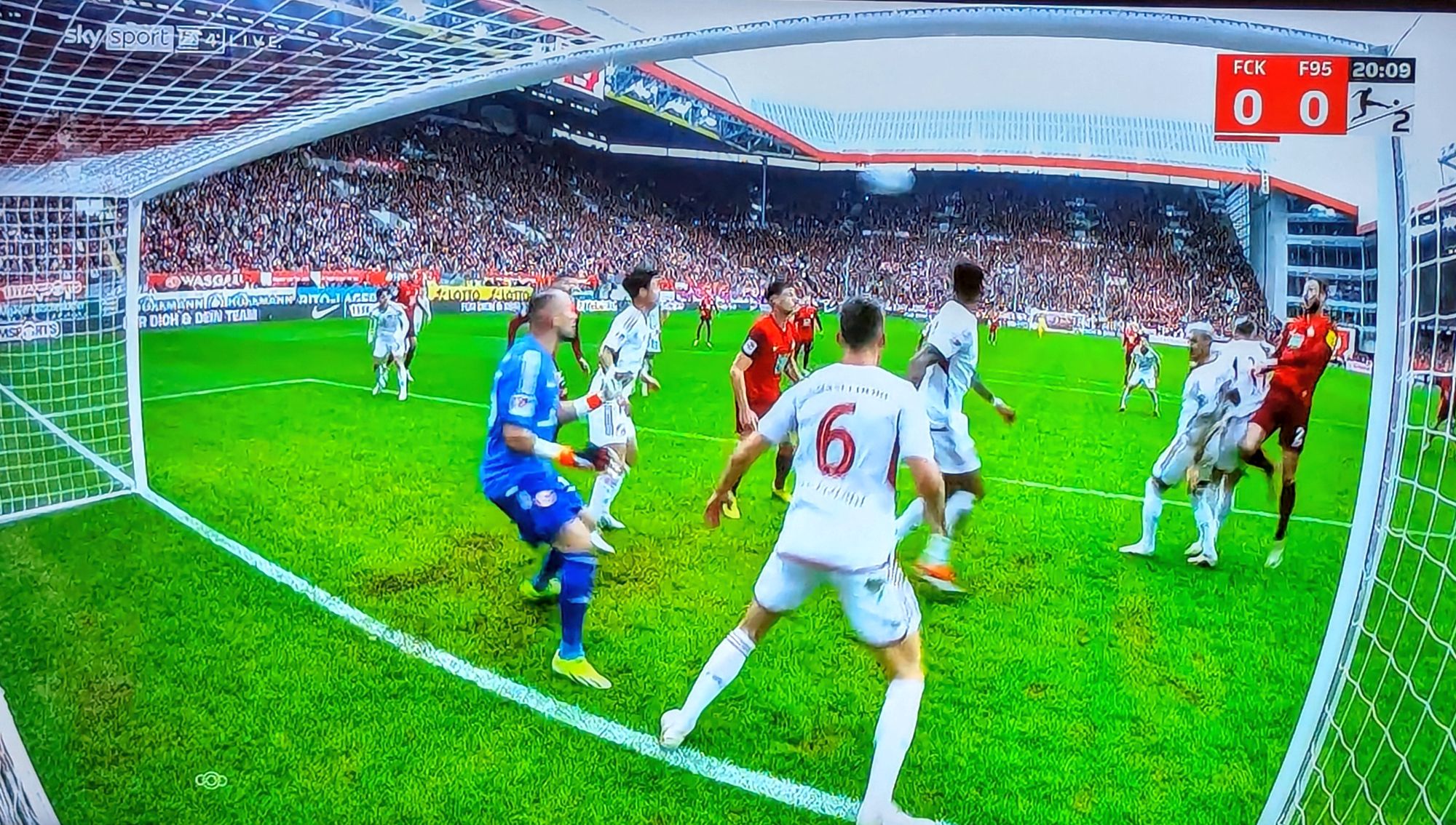 Kaiserslautern vs F95: Immer wieder Gefahr vor Kastenmeiers Kasten (Screenshot Sky)