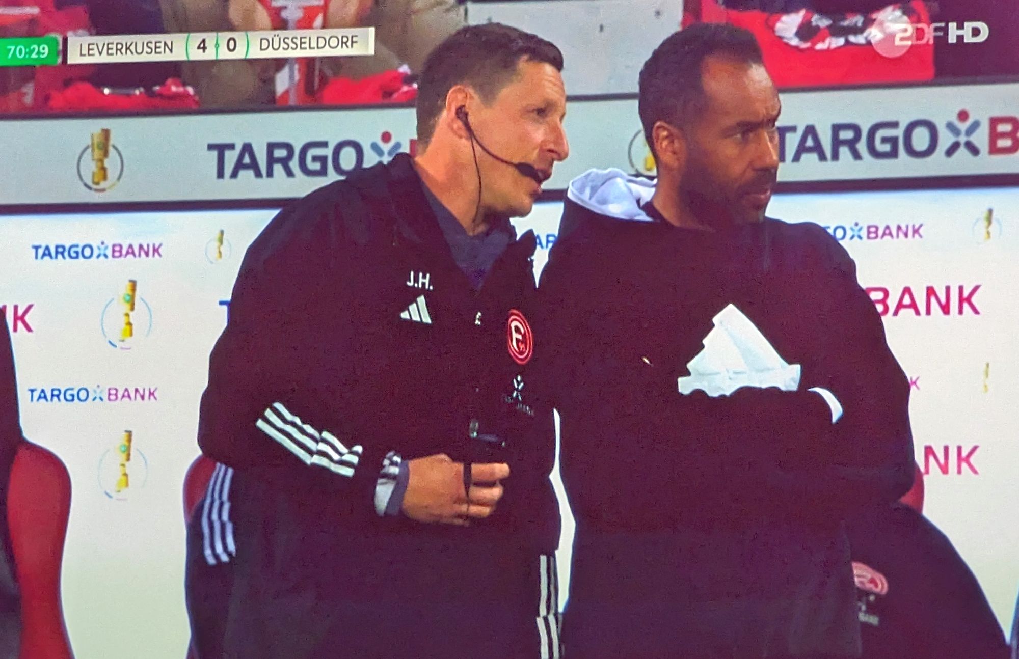 Leverkusen vs F95: Kurz ratlos vor der Umstellung auf Viererkette (Foto: FP)