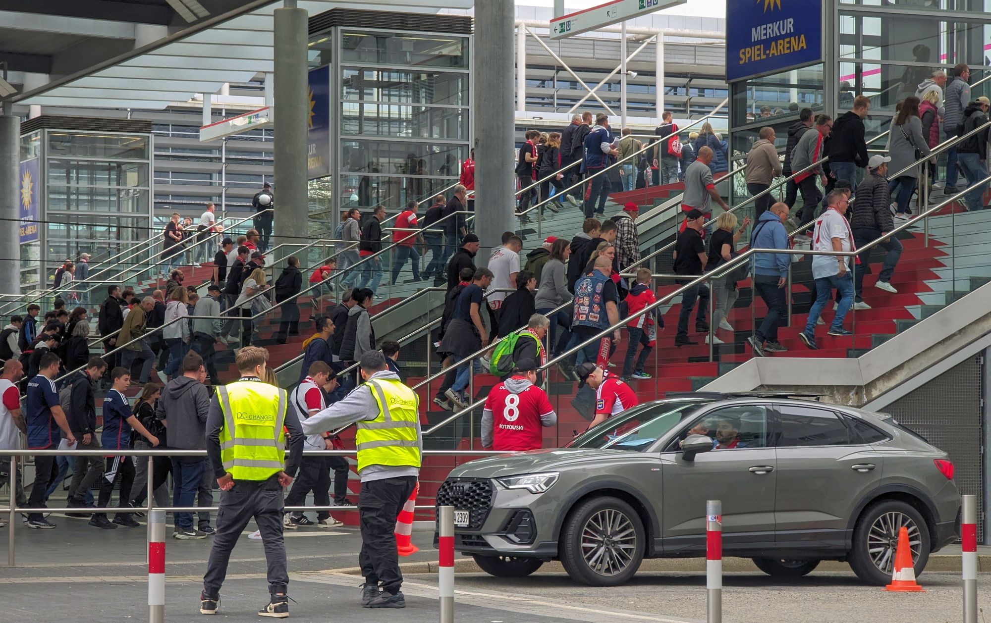 F95 vs Braunschweig: Normaler Andrang am Arenabahnhof vor dem Spiel (Foto: FP)