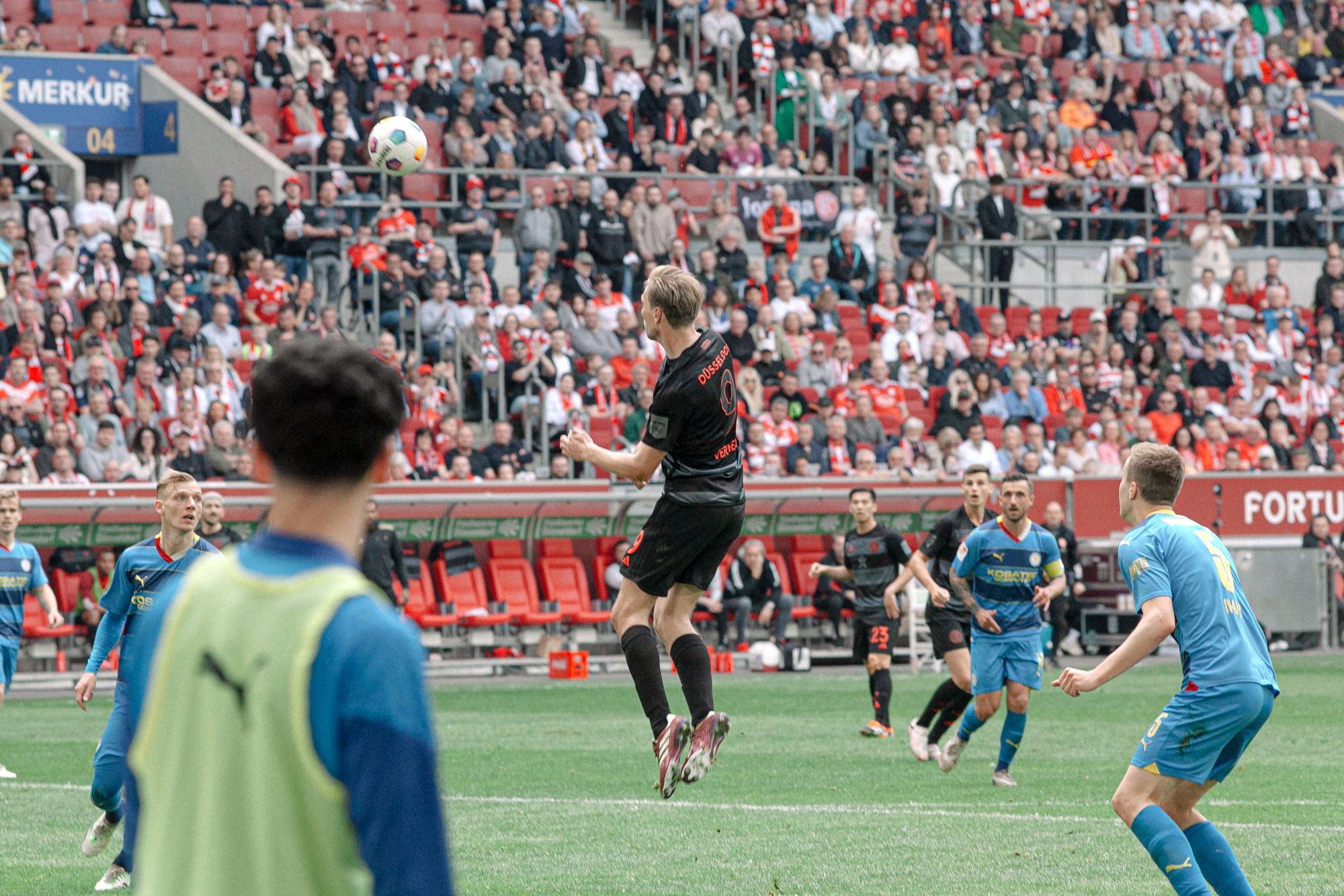 F95 vs Braunschweig: Vince steigt auf (Foto: Sandra Drljaca)