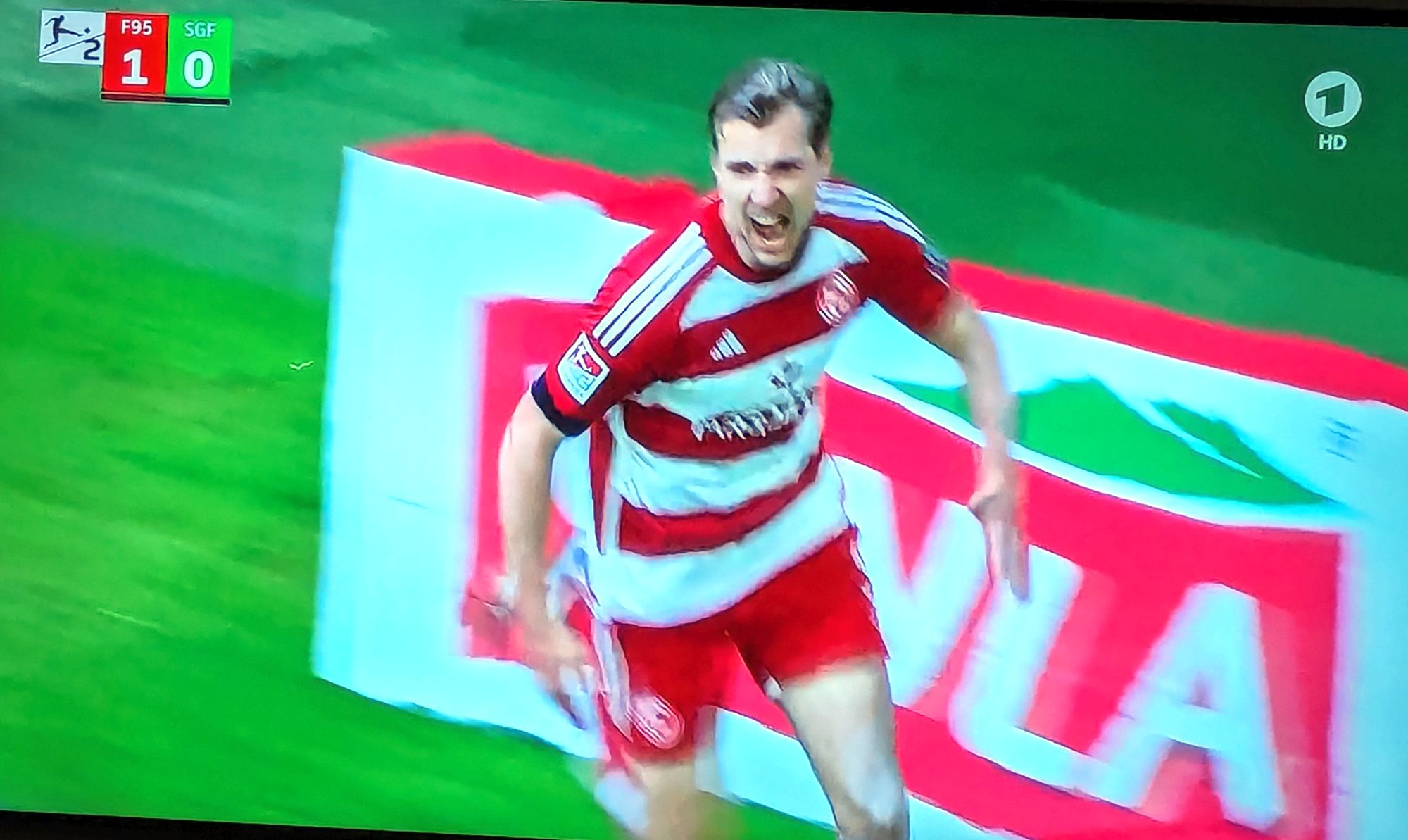 F95 vs Fürth: So freut sich ein Mittelstürmer, der lange nicht getroffen hat (Screenshot ARD)