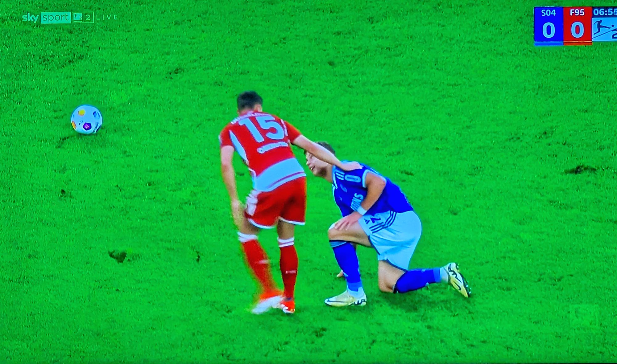 Schalke vs F95: Tim Oberdorf, immer ein fairer Sportsmann (Screenshot Sky)