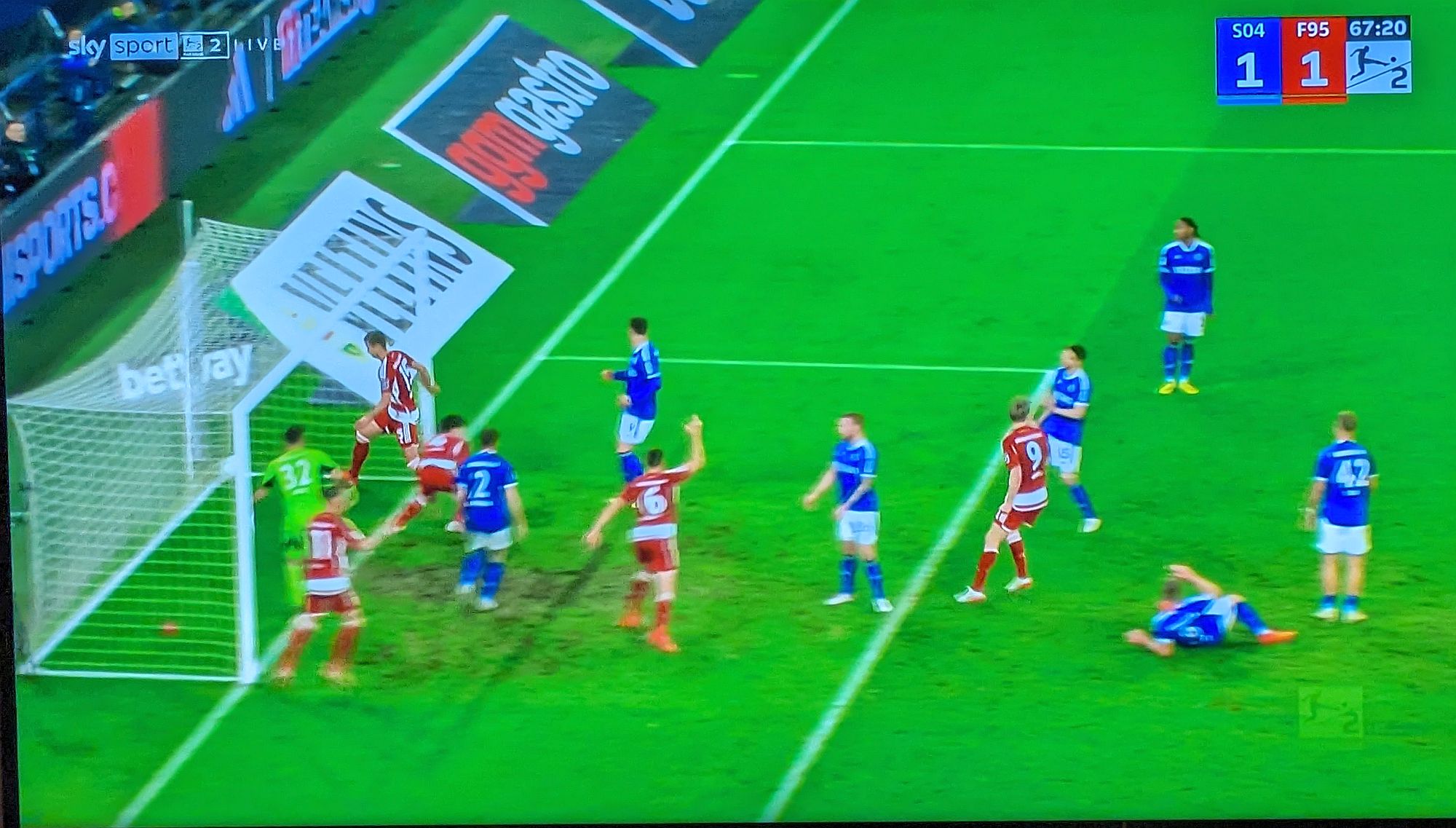 Schalke vs F95: Tanaka vollstreckt im Tiefflug zum Ausgleich (Screenshot Sky)