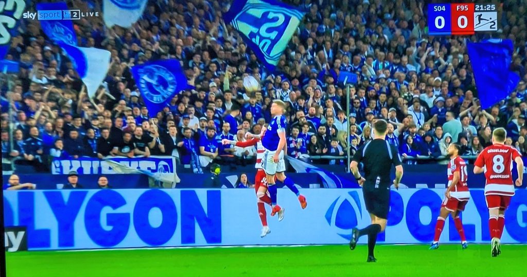 Schalke vs F95: Luftkampf vor dem Fortuna-Kasten (Screenshot Sky)
