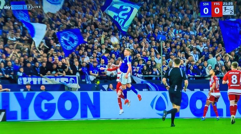 Schalke vs F95: Luftkampf vor dem Fortuna-Kasten (Screenshot Sky)