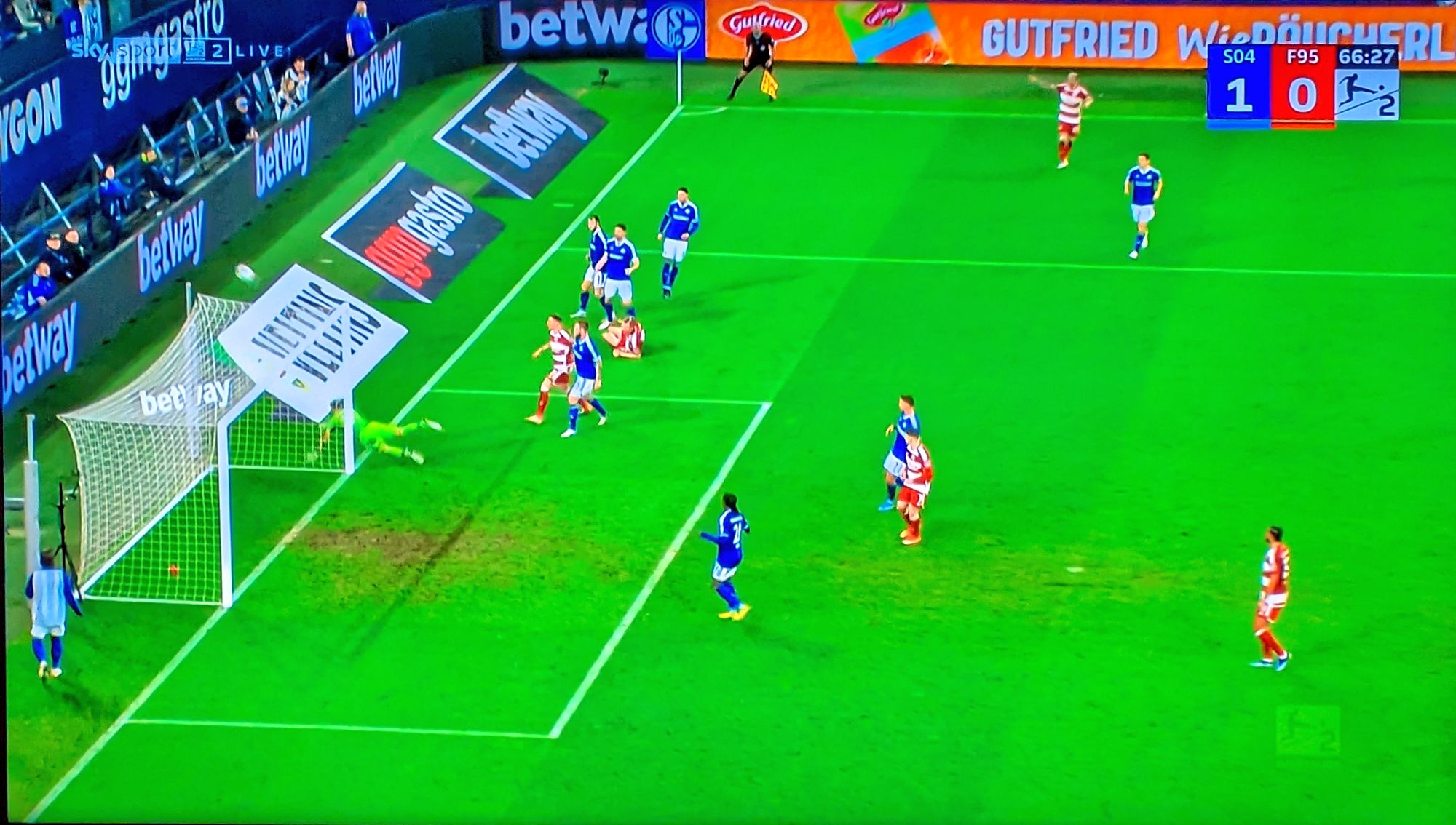 Schalke vs F95: Frühe Dicke Chance auch für Vermeij (Screenshot Sky)