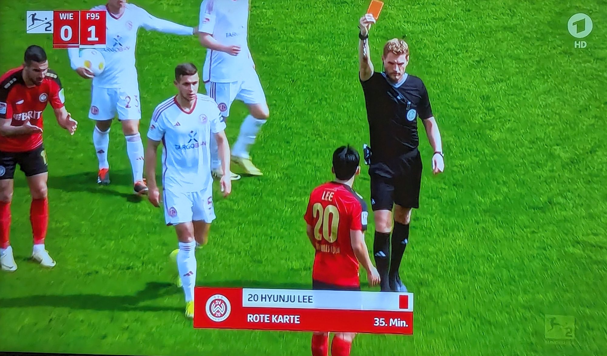 Wehen vs F95: Gerach zeigt Lee Rot (Screenshot Sky)