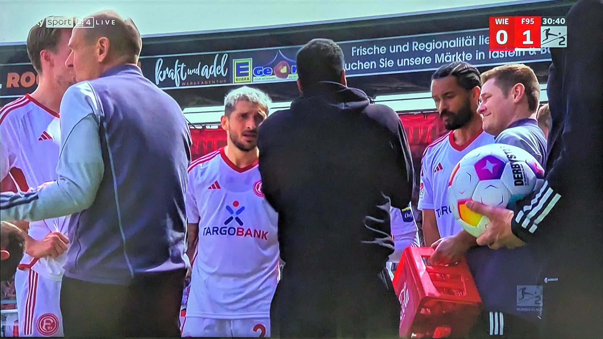 Wehen vs F95: Trinkpause samt Mannschaftsbesprechung gab's auch (Screenshot Sky)