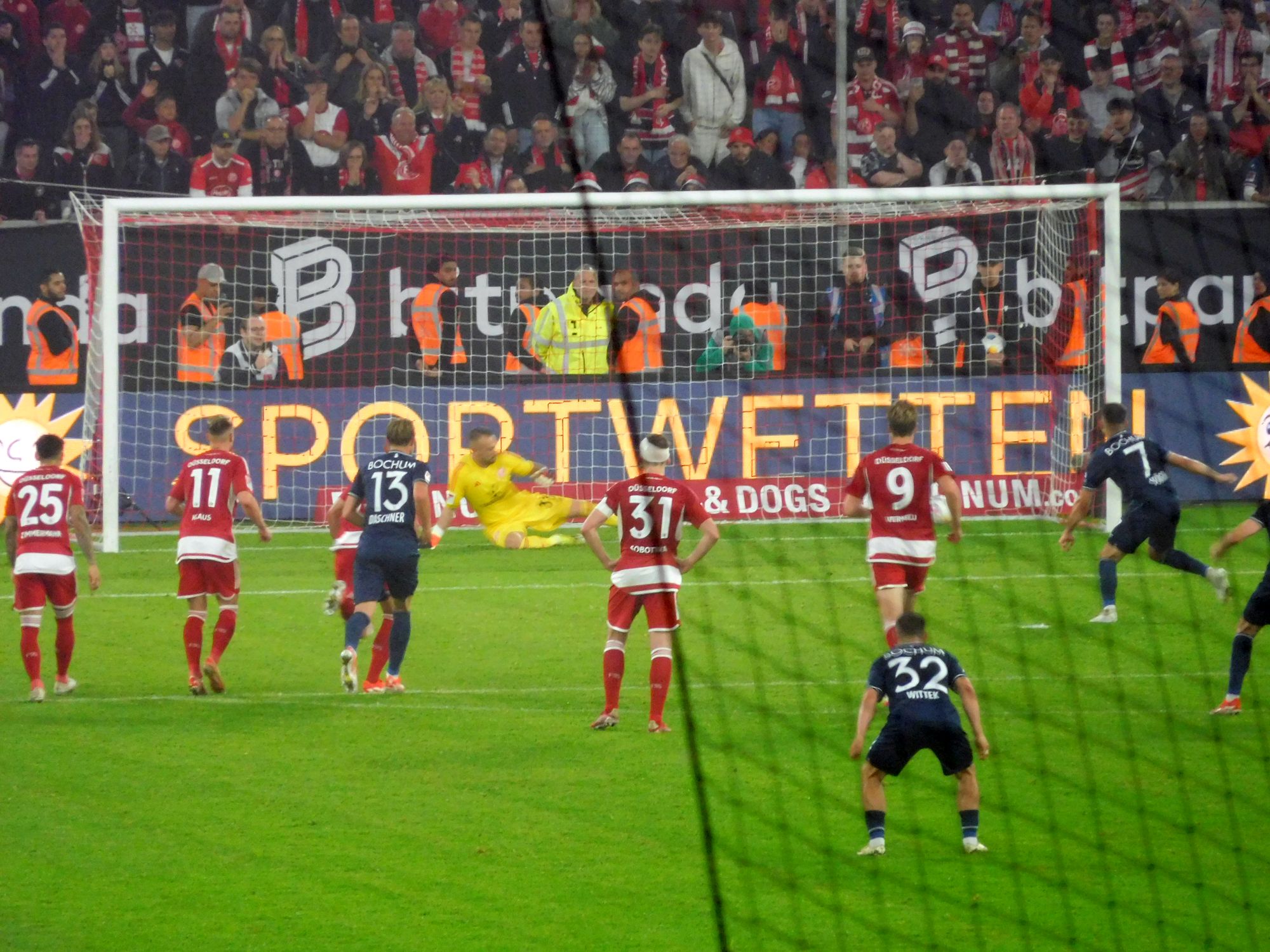 F95 vs Bochum: Stöger haut den Elfer zum 0:3 rein (Foto: FP)