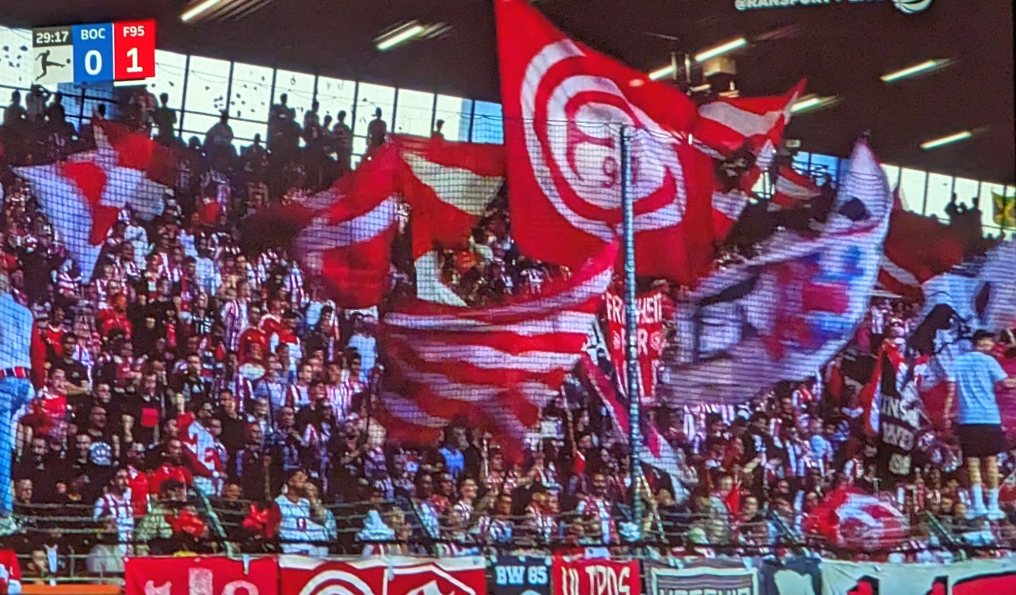 Bochum vs F95: Der bunte, brennende und lautstarke Fortuna-Block (Screenshot Sat1)