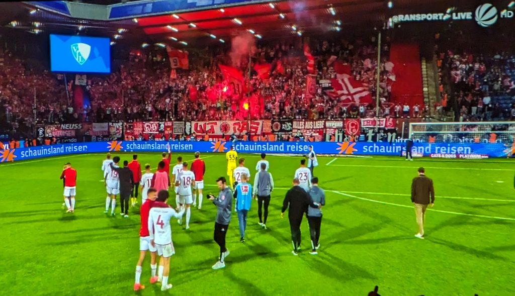 Bochum vs F95: Die Mannschaft feiert gemeinsam mit den Fans (Screenshot Sat1)