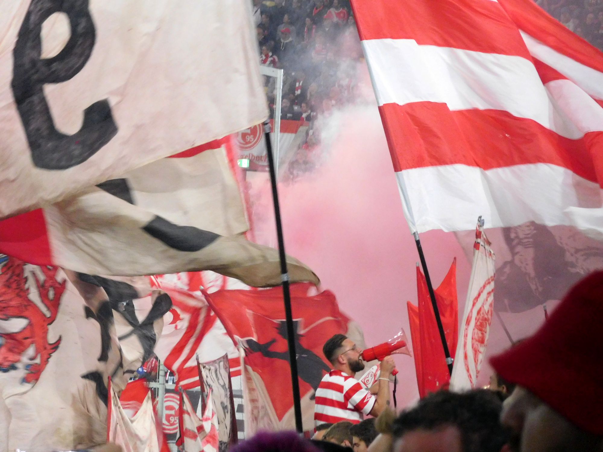 F95 vs Bochum: Der Vorsänger bei der Arbeit (Foto: FP)