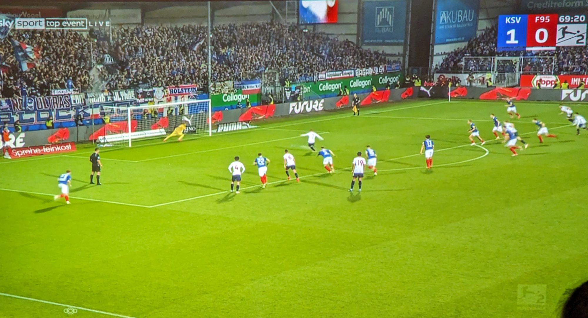 Kiel vs F95: Tzolis schießt den Elfer (Screenshot: Sky)
