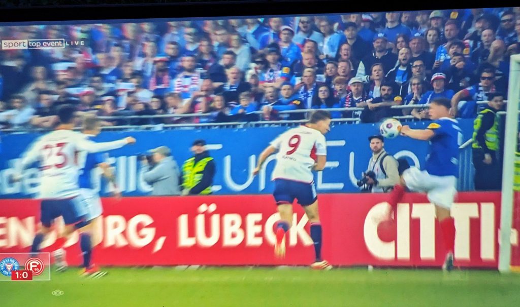 Kiel vs F95: Klarer kann ein Handspiel kaum sein (Screenshot Sky)