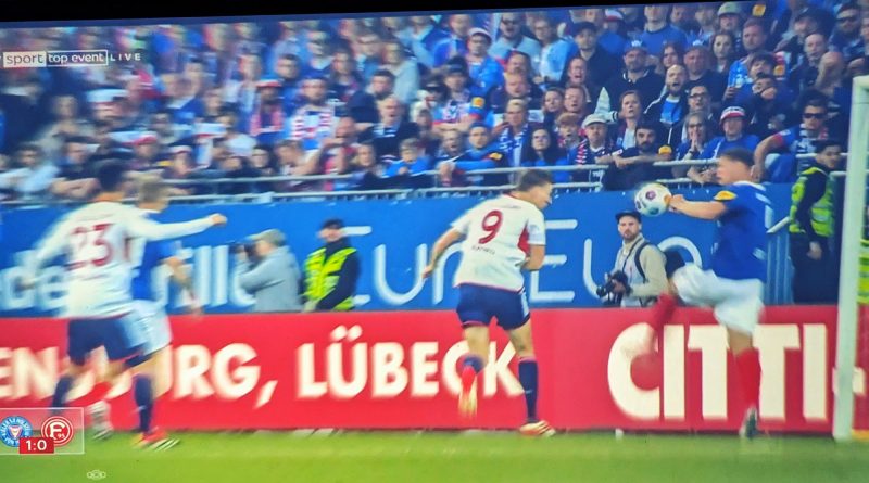 Kiel vs F95: Klarer kann ein Handspiel kaum sein (Screenshot Sky)