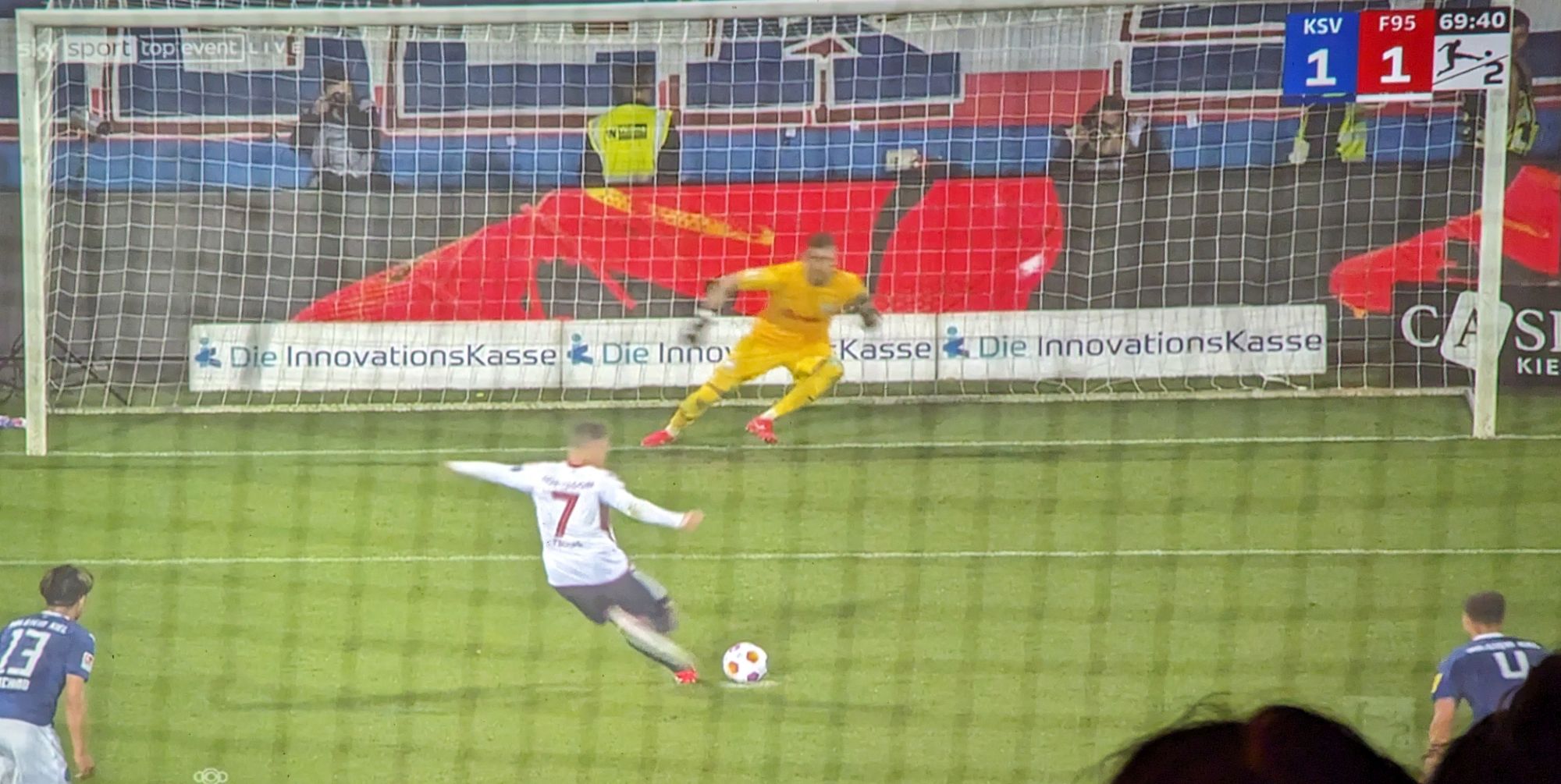 Kiel vs F95: Tzolis humorloser Strafstoß (Screenshot: Sky)