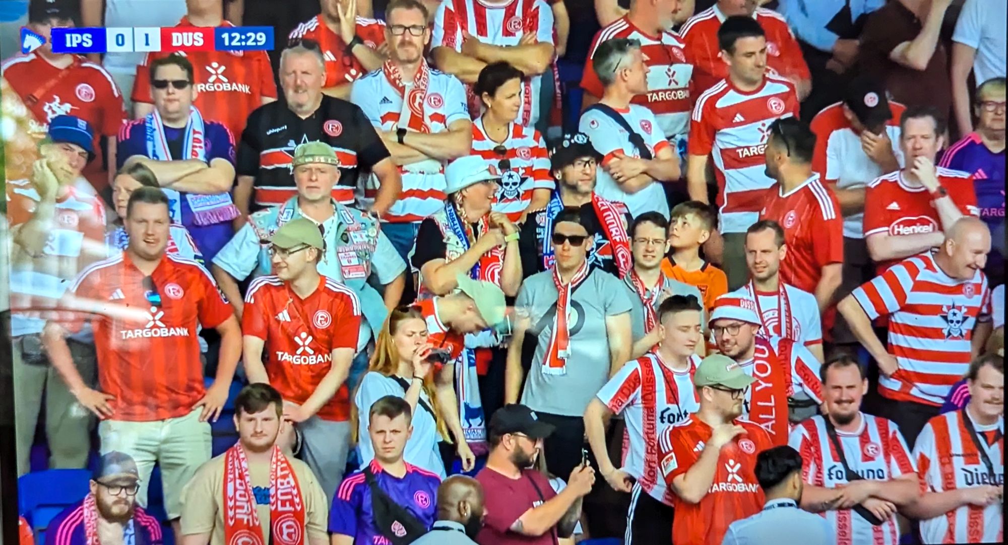 Ipswich vs F95: Fröhliche Fortunafans an der Portman Road (Screenshot: TownTV)