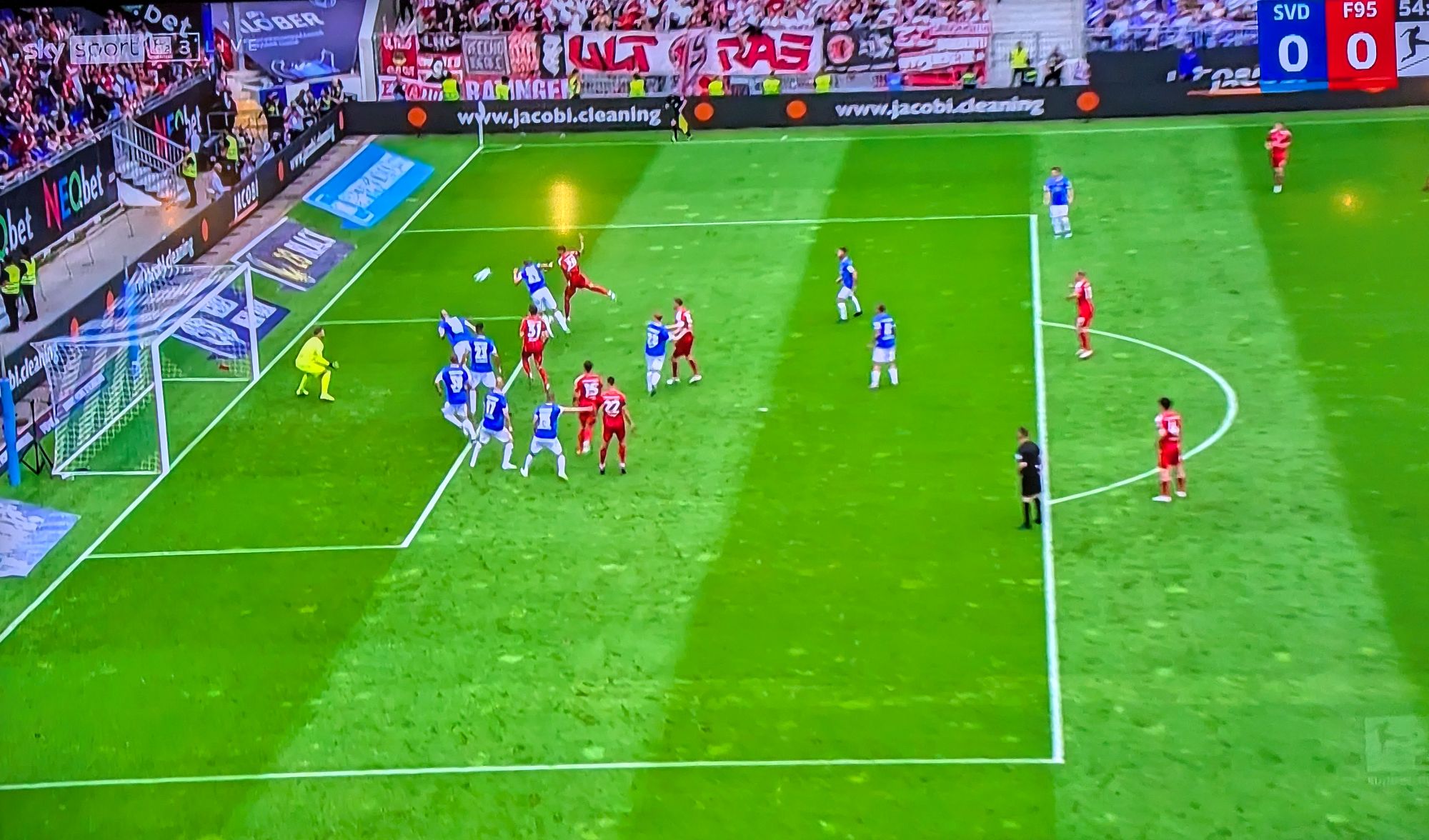 Darmstadt vs F95: Das 1:0 für Rot ist ein Eigentor (Screenshot: Sky)