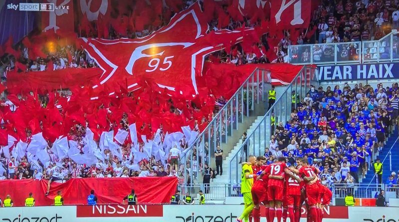 Darmstadt vs F95: Mächtige Choreo im Auswärtsblock (Screenshot: Sky)