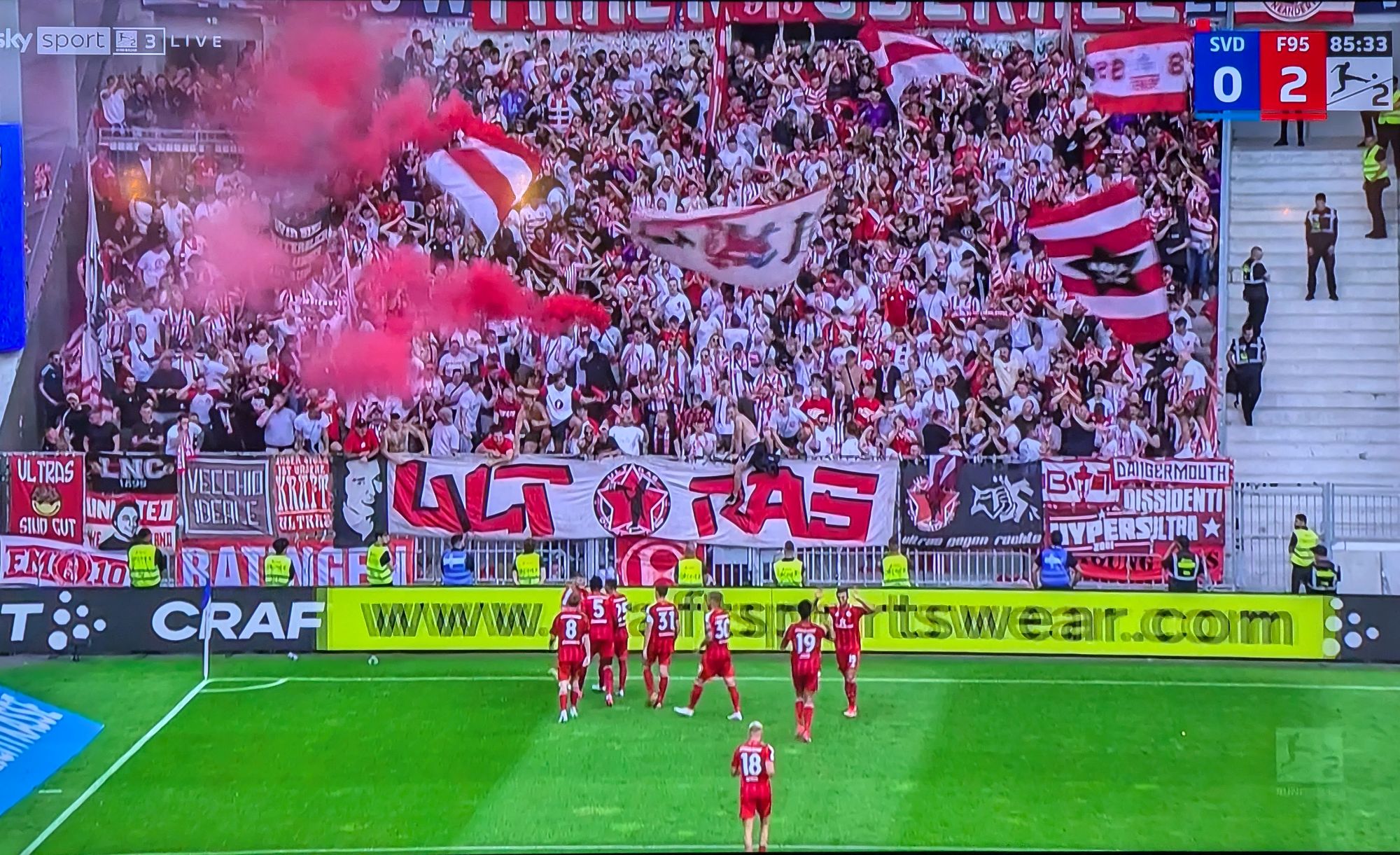 Darmstadt vs F95: Jubel vor dem Block (Screenshot: Sky)